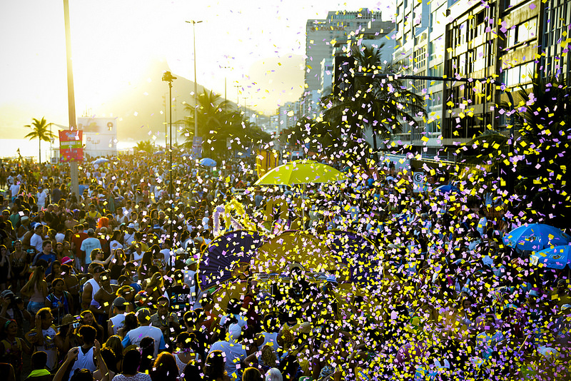 1º dos 50 dias de carnaval de rua no Rio reúne milhares de foliões em  Copacabana